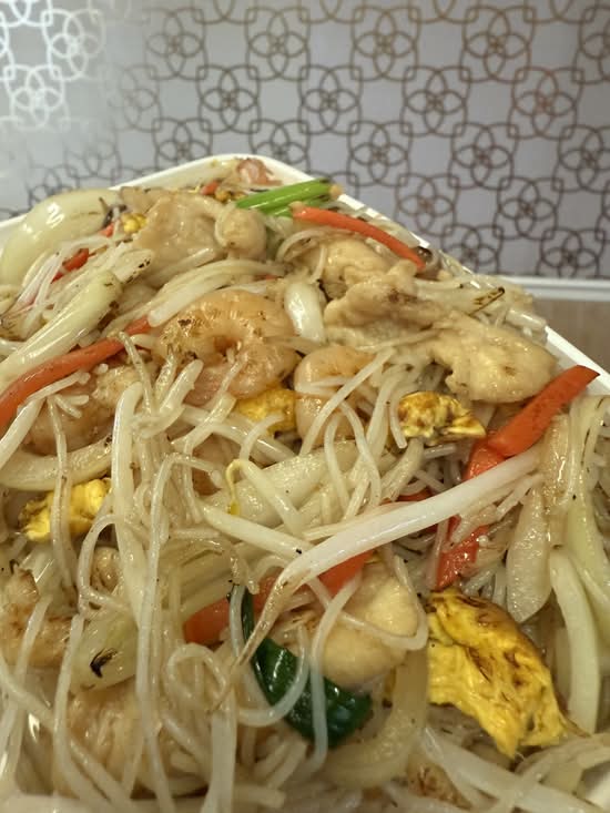 N15. Home Style Vermicelli (Chicken & Shrimp) 家鄉炒米